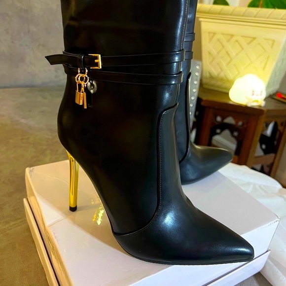 Elegant Black and Gold Heeled Boots with Pointed Toe - Picture 8 of 15